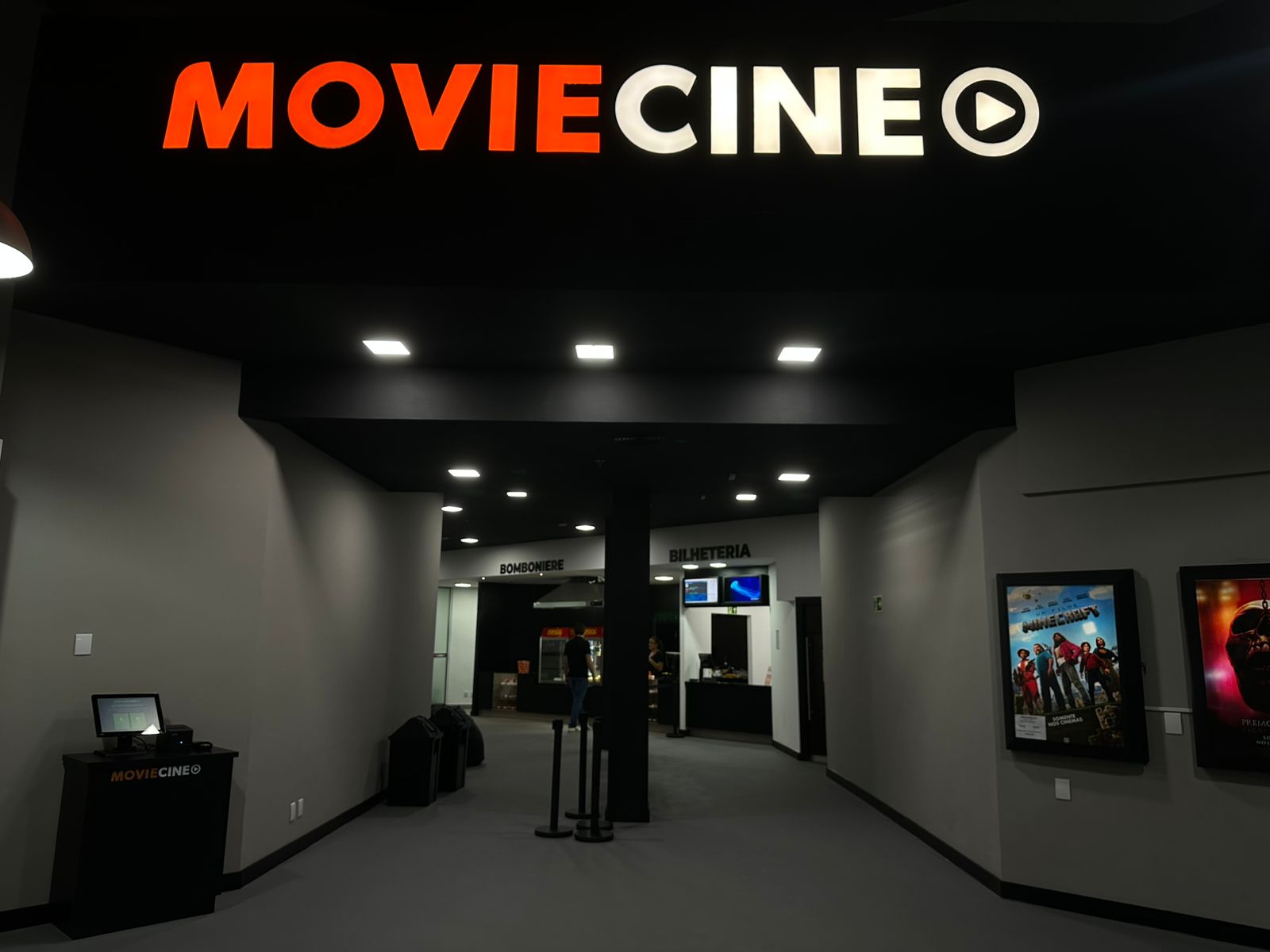 Entrada do cinema MovieCine no Lindóia Shopping, com bomboniere e bilheteria