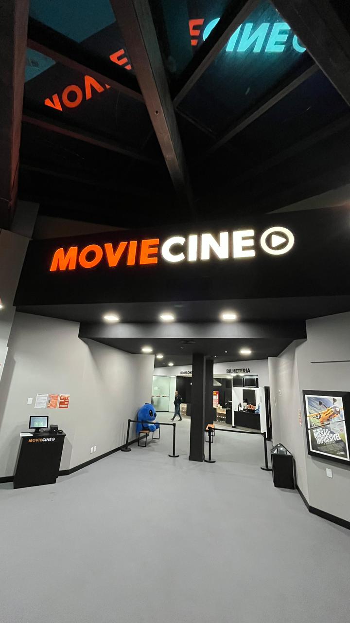 Letreiro iluminado do MovieCine no 3º piso do Lindóia Shopping