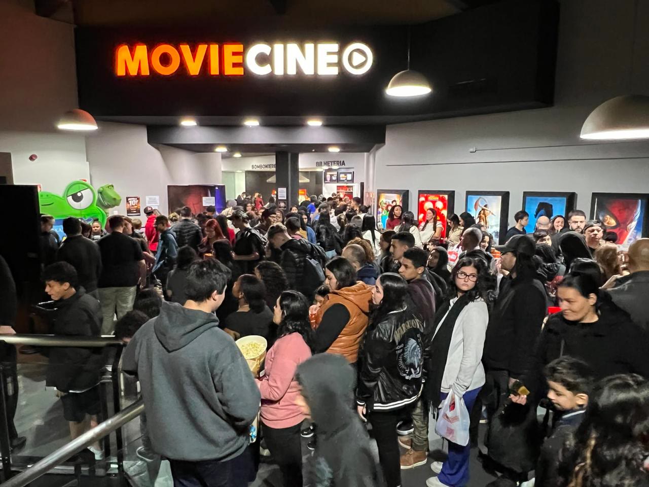 Saguão do MovieCine lotado de público no Lindóia Shopping