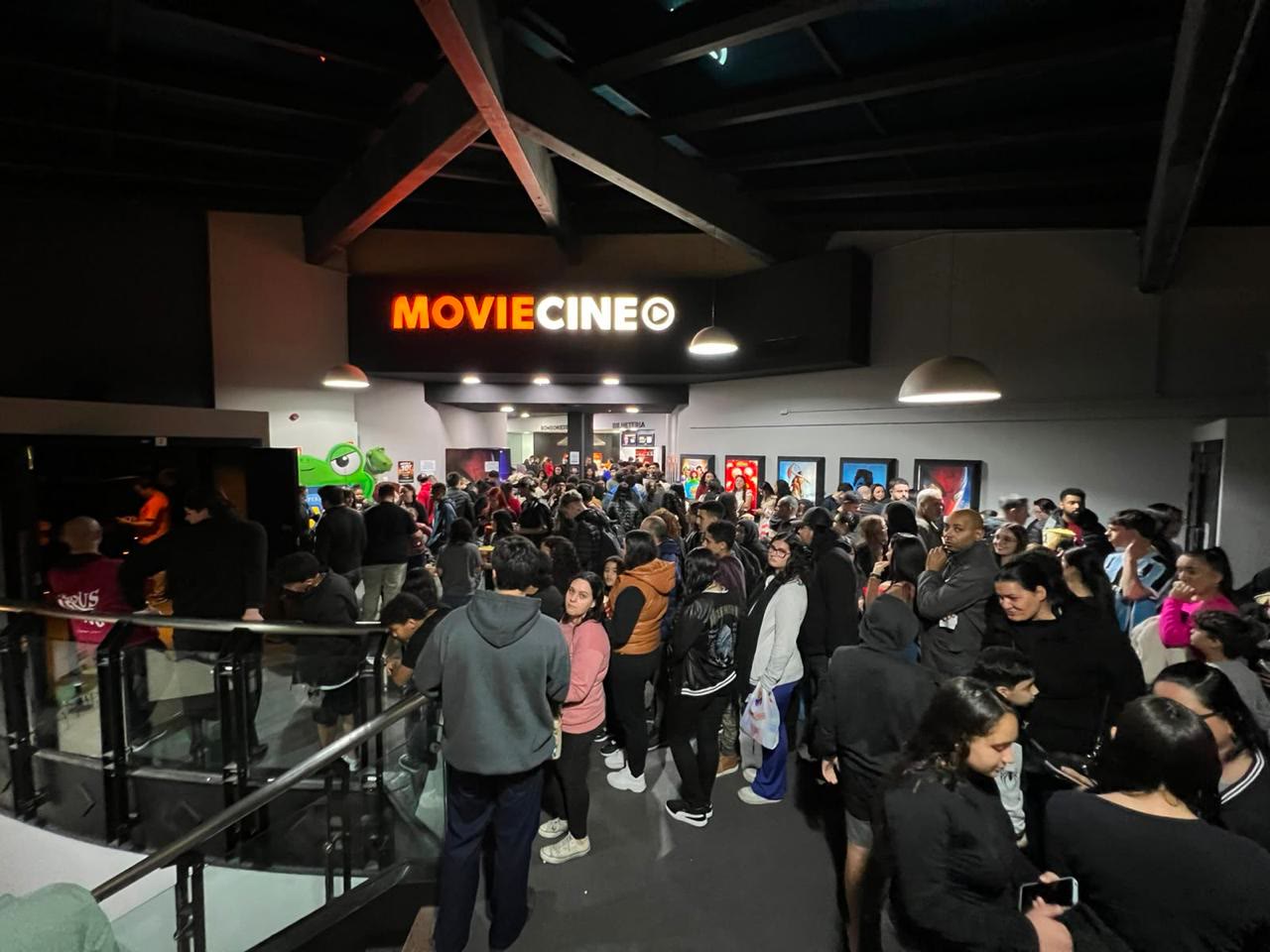 Fila de espectadores no cinema MovieCine do Lindóia Shopping
