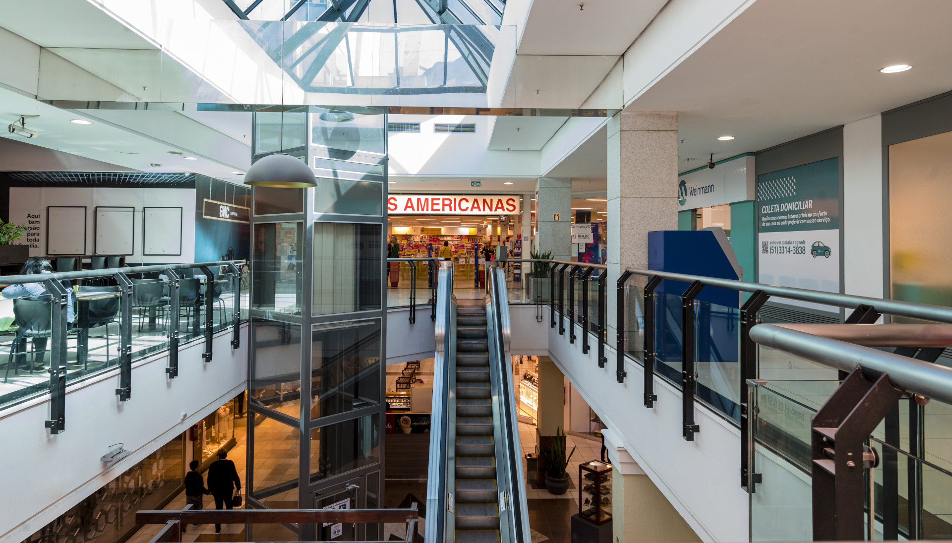 2º piso do Lindóia Shopping, com Lojas Americanas e escadas rolantes