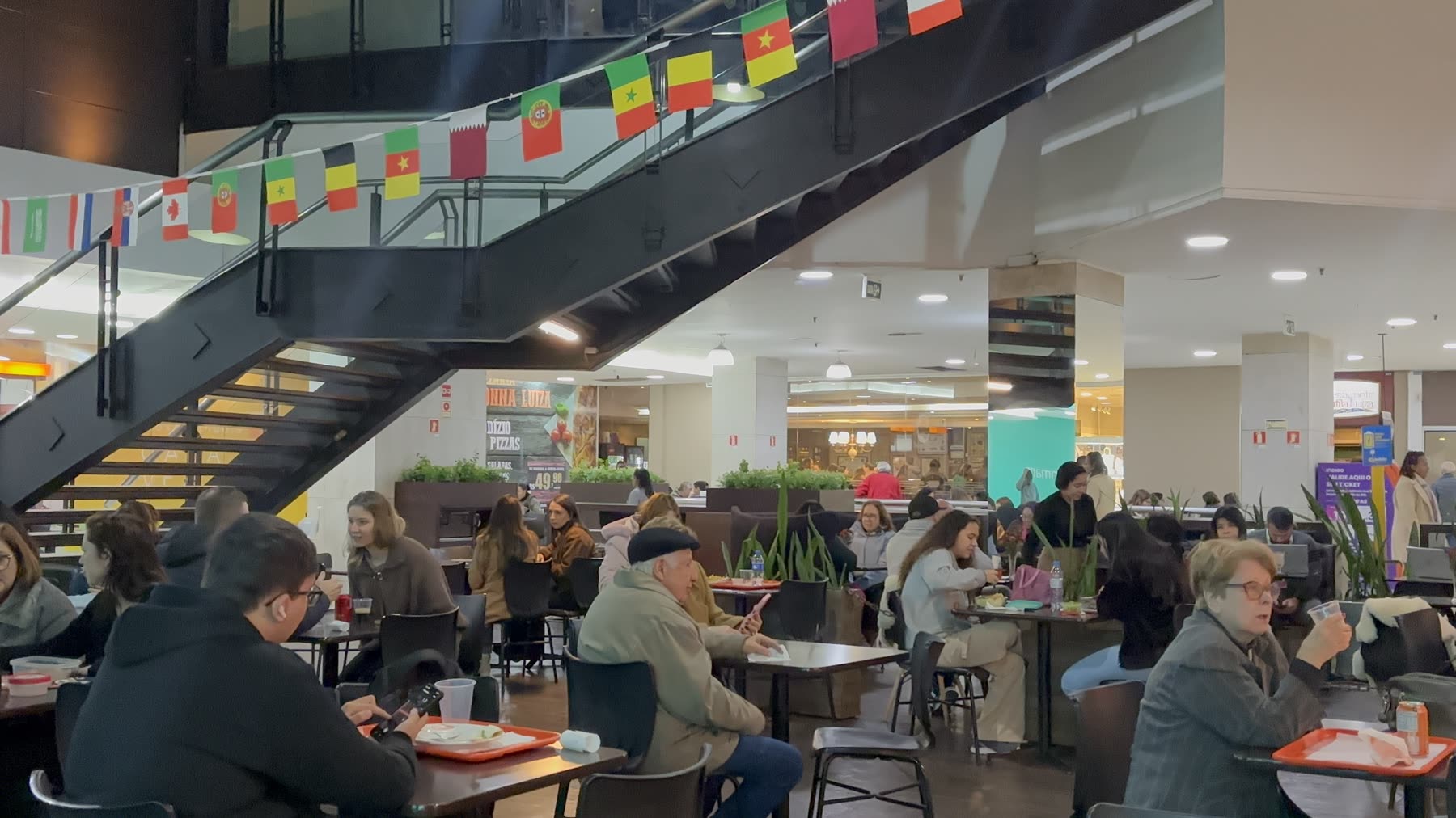 Mesas ocupadas na praça de alimentação do Lindóia Shopping