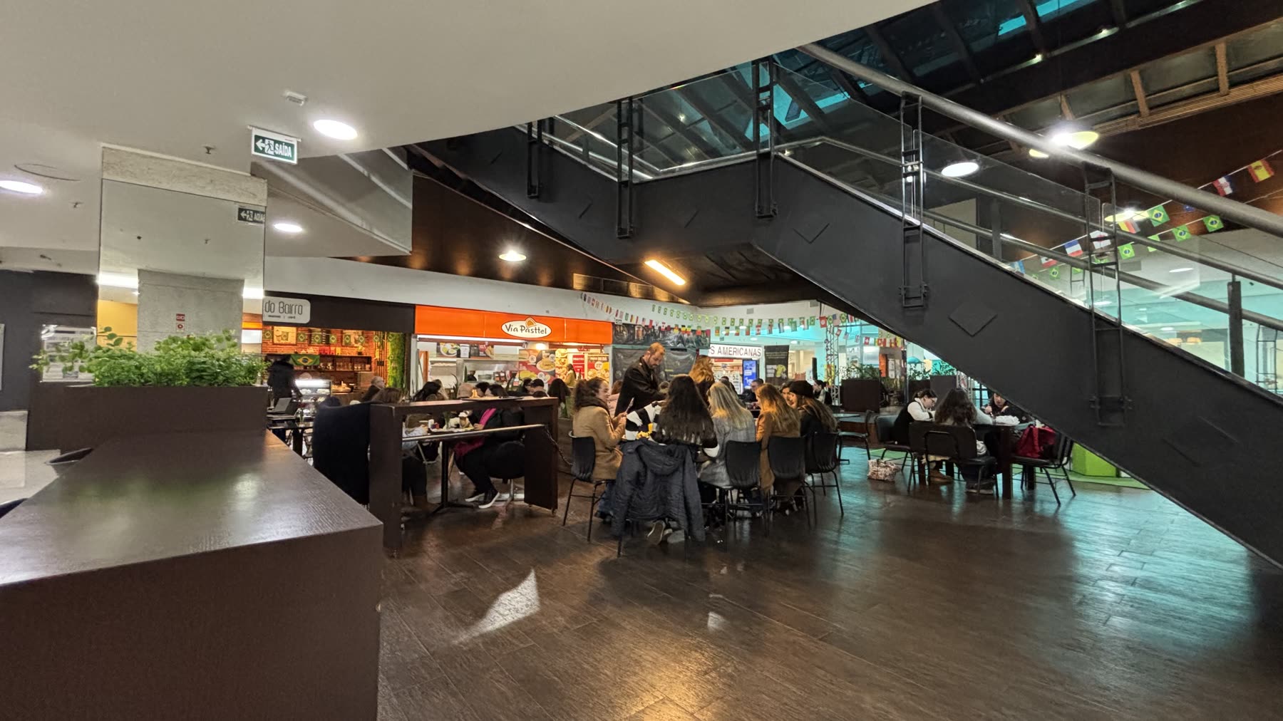 Público almoçando na praça de alimentação do Lindóia Shopping